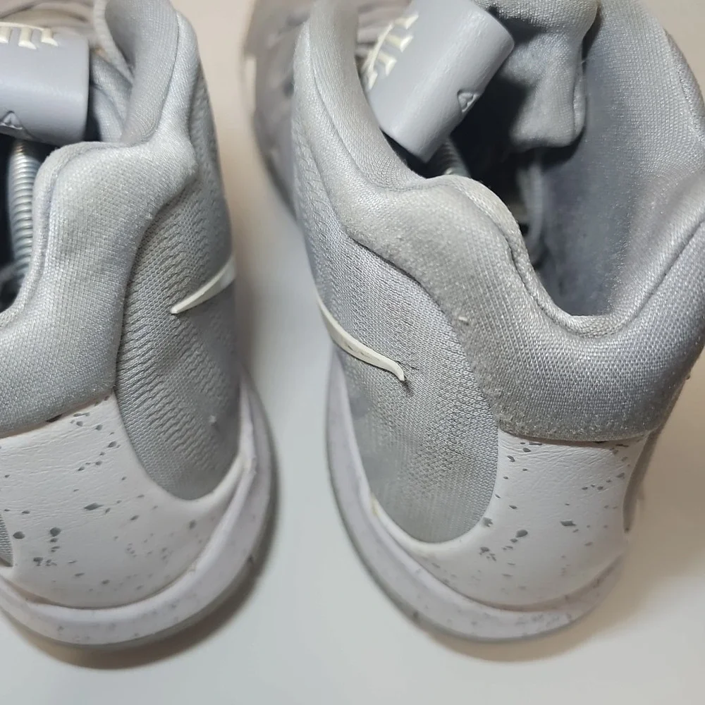 Nike Kyrie 4 Wolf Grey‎ And White Sneakers Men's Size 14 AV2296-002 Basketball